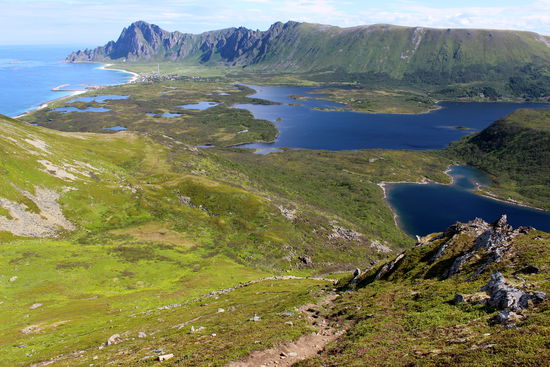 Auf dem Weg zum Matind schaut man von ganz oben auf Bleik.