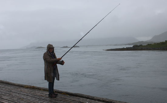 Angeln auf einem Holzsteg bei Fredvang. Immer bissen die Fische.