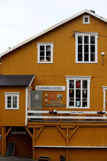 Holzhäuser, Nieselregen und das Geschrei der Möwen am Nusfjord