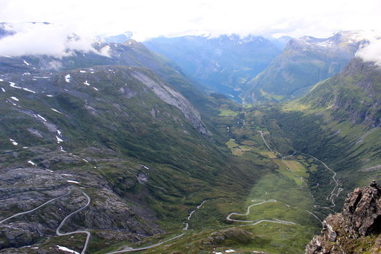 Der Geirangerfjord von ganz oben. Ganz hinten sieht man winzig klein das Ende des Fjords.