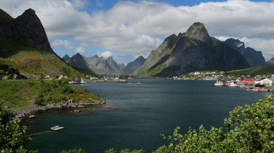 Reine im Sonnenschein, malerisch, aber auch recht touristisch.
