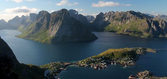 In knapp einer Stunde ist man über einen sehr steilen Pfad hoch oben auf dem Reinebringen und genießt dann diesen Blick.
