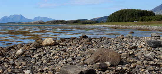 Ein holpriger Feldweg führte zu diesem tollen Platz. Im Hintergrund ganz klein ist unser Chaosmobil zu sehen.