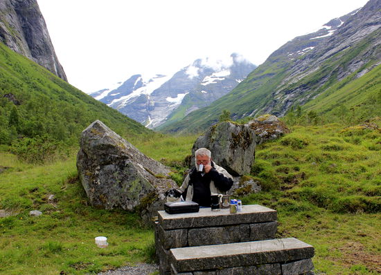 Norweger sind hervorragende Gastgeber, stellen sie doch selbst in der tiefsten Einsamkeit ihren Gästen immer wieder wunderschöne Picknickplätze zur Verfügung.