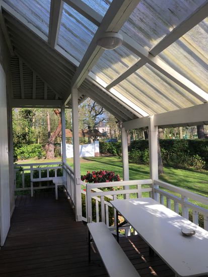 Der Eingang des Ferienhauses mit der Holzterrasse