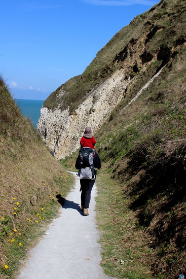 Der Zugang zum Strand zwischen den Klippen.