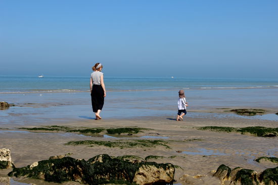 Die junge Mutti mit dem Jüngsten am Strand von Varengeville.