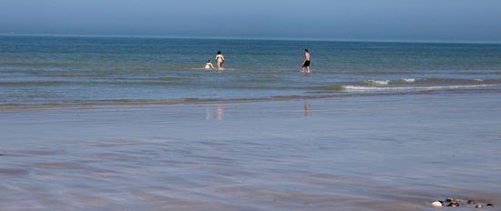 Wir wissen es jetzt ganz genau: Man kann bereits im April schwimmen gehen in der Normandie!