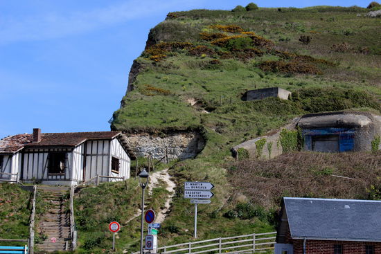 Alte Geschützstellungen in den Felsen auf dem Weg nach Etretat erinnerten uns an unsere dunkle Vergangenheit.