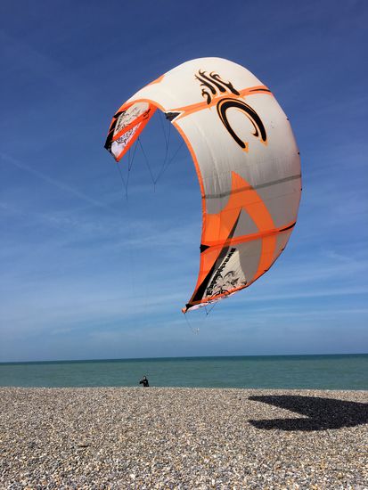 Segel und Brett zum Kitesurfen hatten die Kinder extra mitgenommen.
