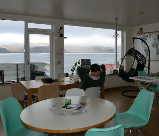 Der Frühstücksraum mit Fjordblick