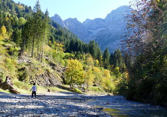 Ein wunderschöner Spielplatz für die Kinder: das breite Flussbett auf dem Weg zur Bärgunthütte