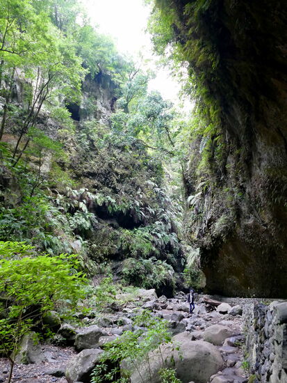 Die Person in der Bildmitte vermittelt einen Eindruck von der Höhe der Schlucht.