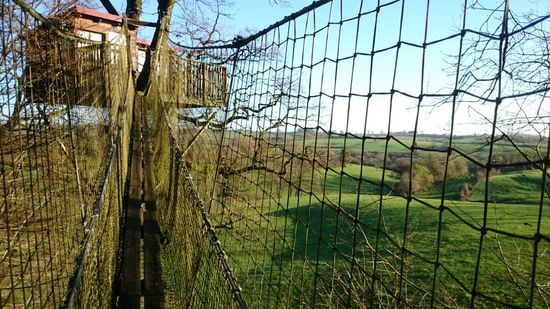 Über eine Hängebrücke ging es dann zum Häuschen