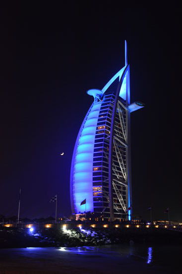 Das Burj al Arab, was in verschiedenen Farben beleuchtet wurde.