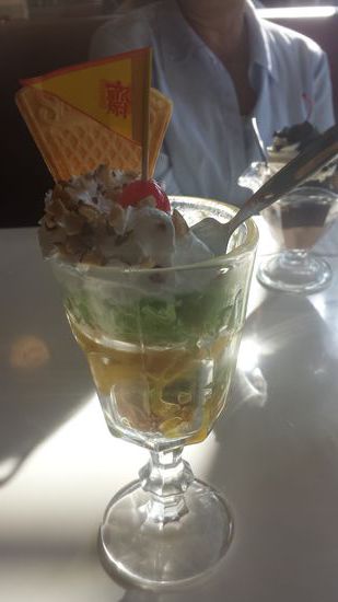 Kirsche, Sahne, Reis, Mangoeis, Reis, Cornflakes