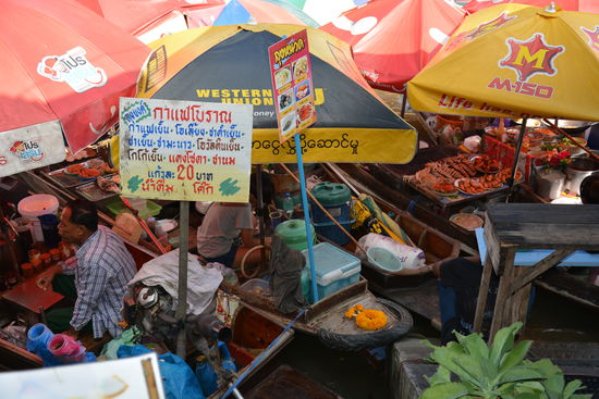 Auch von den Booten aus werden Sachen verkauft
