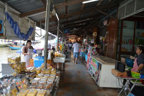 Markt direkt am Wasser