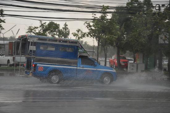 Überschwemmte Straße nach dem Regen