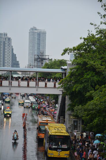 Lustigerweise gab es zwei Brücken und eine war total überfüllt und die andere leer, aber beide führten zum Park... 