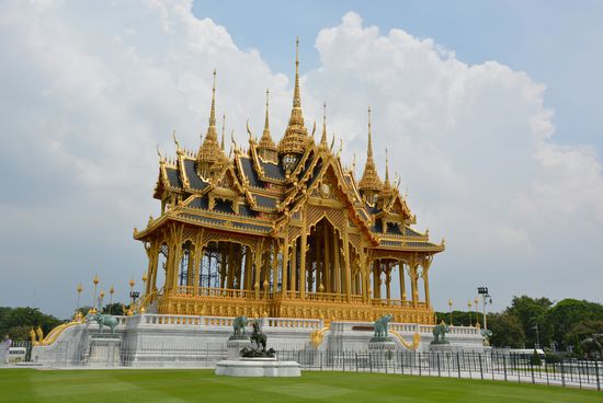 Kleiner Tempel im Park der  Ananta Samakhom Throne Hall