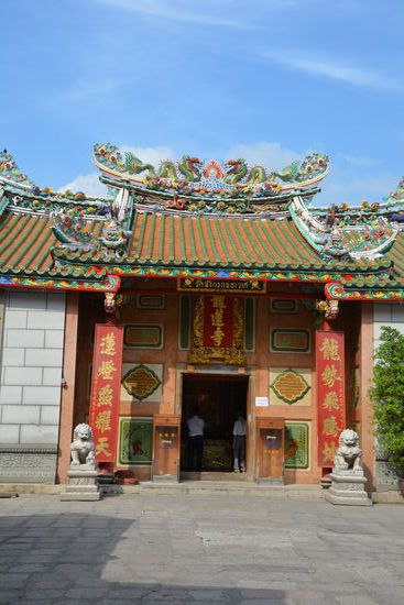 Der Mangkon Kamalawat Tempel von außen...