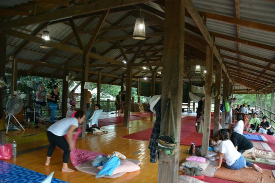 Der erste Stock der Hauptplattform, wo das Mittagessen stattfand, man eine Massage bekommen oder sich einfach so aufhalten konnte.