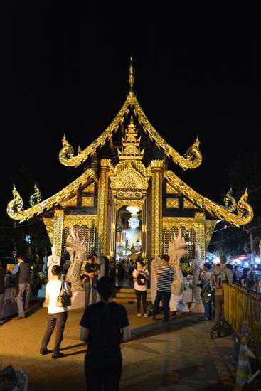 Beleuchteter Tempel an der Walking Street