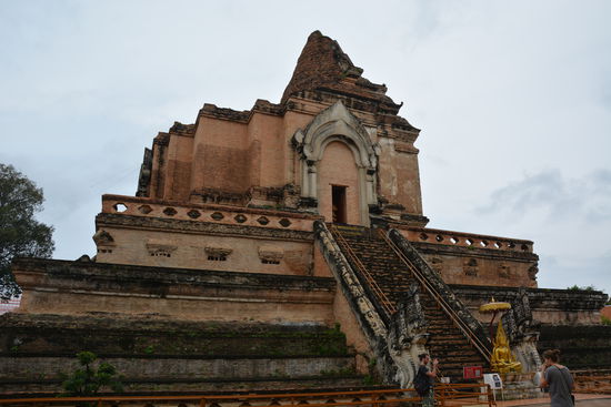Reste eines alten Tempels. Auf dem Gelände gab es aber auch einen neuen Tempel, den Wat Phra Singh.