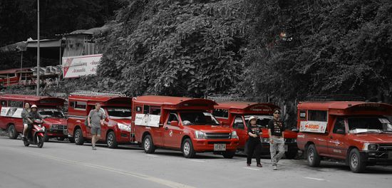Die roten Sammeltaxis, mit denen man überall hinkommt