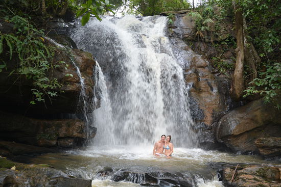 Eiskalt baden im Wasserfall