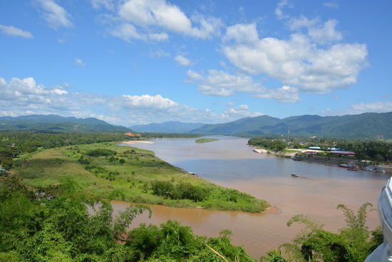 Rechts ist Laos, der Landzipfel ist Myanmar und vorne (unten im Bild) Thailand