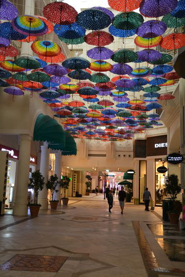 In "The Village" hingen lauter Regenschirme als Deko an der Decke 