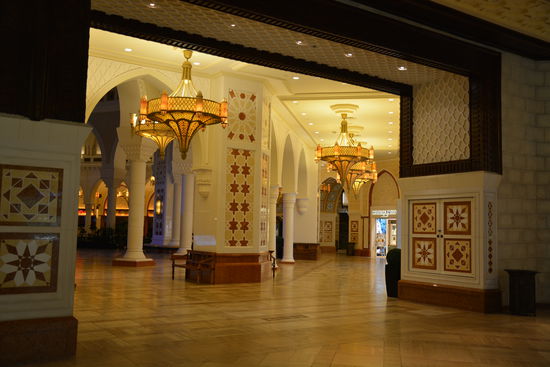 Hier sieht man gut die verzierten Wände und die Leuchten im Souk, die mir so gut gefallen haben.