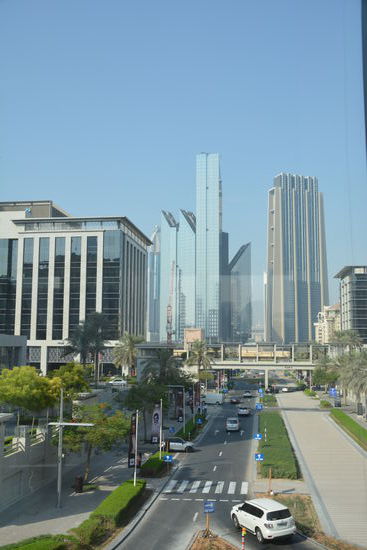 Blick aus dem Glastunnel zur Metro