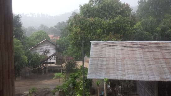 Blick vom Zimmereingang in den Regen...