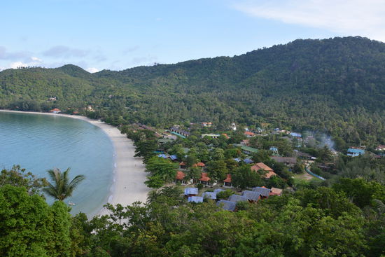 Das kleine Dorf Thong Nai Pan von dem Hügel aus gesehen, der Yai und Noi Strand voneinander trennt.