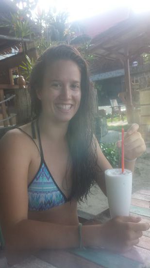 Coconut Shake trinken im Strandrestaurant