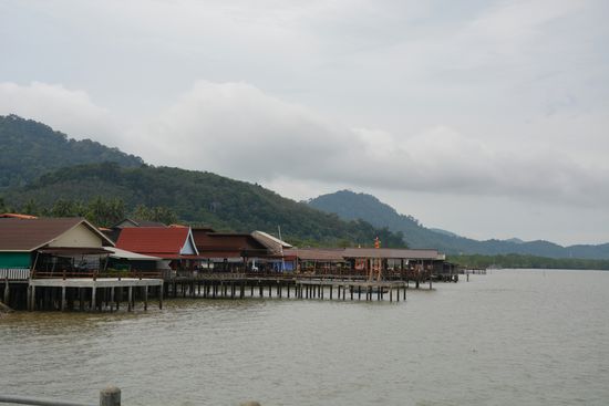 Lanta Old-Town von einem der zahlreichen Restaurants am Wasser aus gesehen.