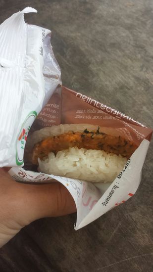 Ein sticky Rice Chicken Burger von 7 Eleven
