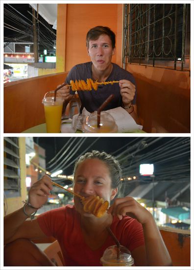 Jeden abend haben wir uns einen Fruit Shake von der Walkingstreet geholt. Die letzten Abende kam auch noch ein Spieß mit einer frittierten Kartoffel dazu  . Diese haben wir dann auf unserem kleinen Balkon genossen.