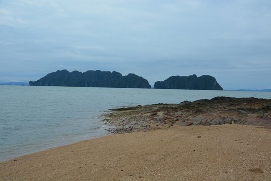 Die zwei Inseln von Koh Talabeng von Koh Ung aus gesehen.