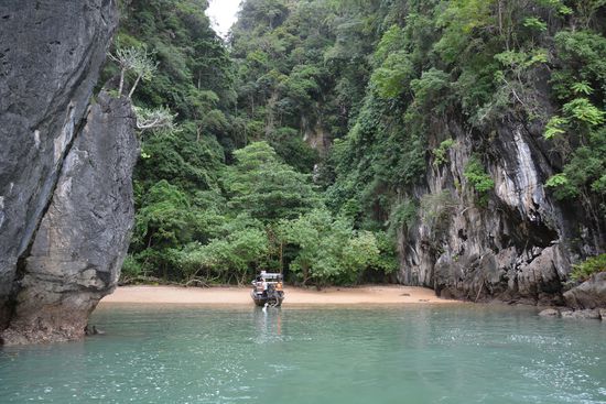 In dieser kleinen Bucht hielten wir nach der Kajakfahrt auf Koh Talabeng