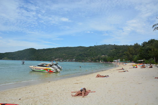 Ein anderer Strand auf Phi Phi Don, der bewohnten Insel.
