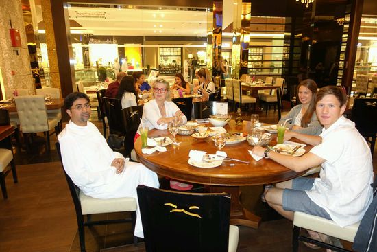 Beim Abendessen
Von links nach rechts: Khalid, Antje, Clara, Moritz