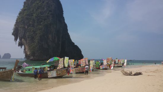Die Longtails, die Essen und Trinken verkauft haben. Von ganz normalem Thai Food bis zu Kebabs und Fruit Shakes war alles dabei und wurde frisch auf dem Boot zubereitet