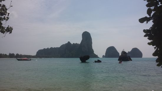 Der Blick von der kleinen Bucht, zu der wir Kayak gefahren sind. Links sieht man Railey Beach West