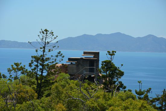 Alte Kommandoposten aus dem Zweiten Weltkrieg auf dem Forts Walk