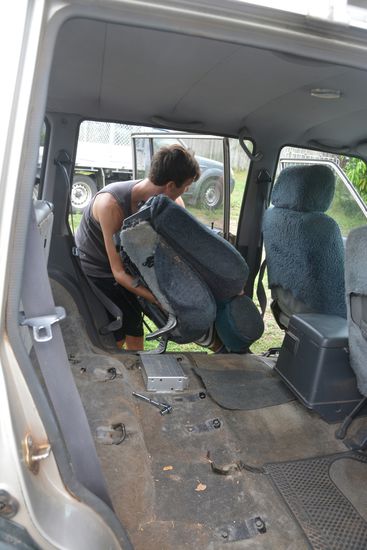 Unter den Sitzen kommt der Dreck zum Vorschein 