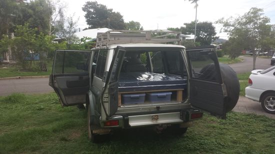 Die Matratze passt perfekt und die zwei Schubladen auch 